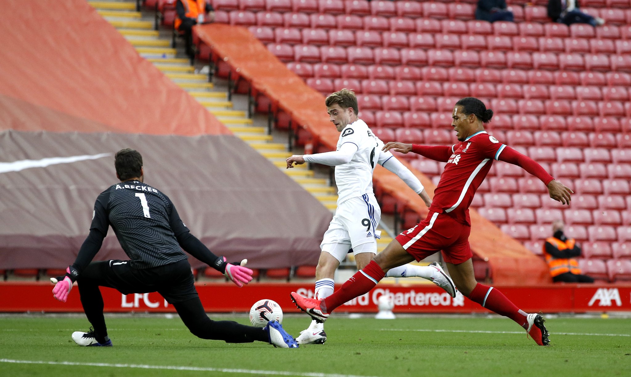 崔康熙：高准翼是膝关节外侧的伤病，具体的严重程度要看片子.